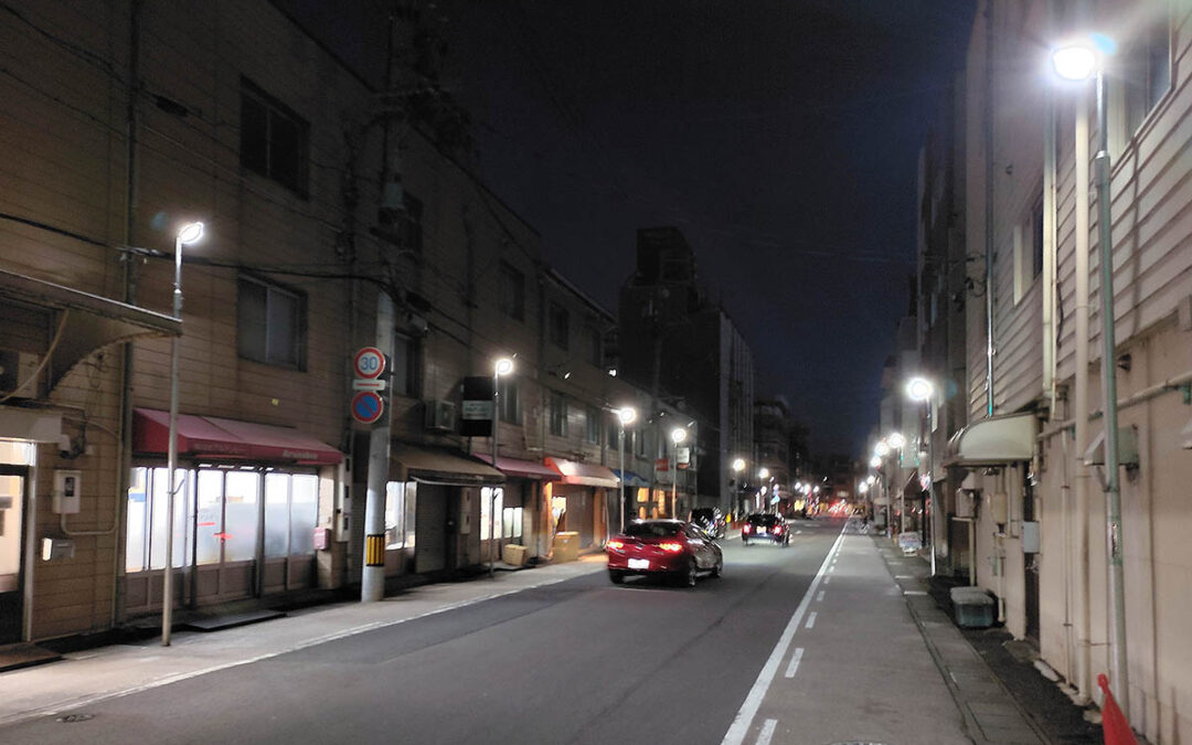 LED22灯工事が完了、明るく街並みが綺麗になった駅西通り